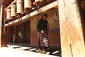 Pelgrim bij de gebedswielen (Drepung Monastery, Lhasa)